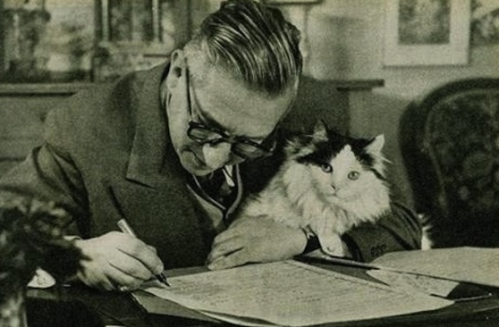 Jean Paul Sartre, filósofo existencialista francés, tampoco pudo resistirse al encantamiento de los gatos.